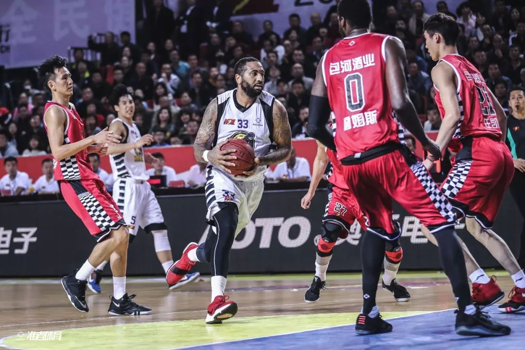 压哨绝杀！詹姆斯自我救赎：末节10分延续历史第1神迹湖人重返前4